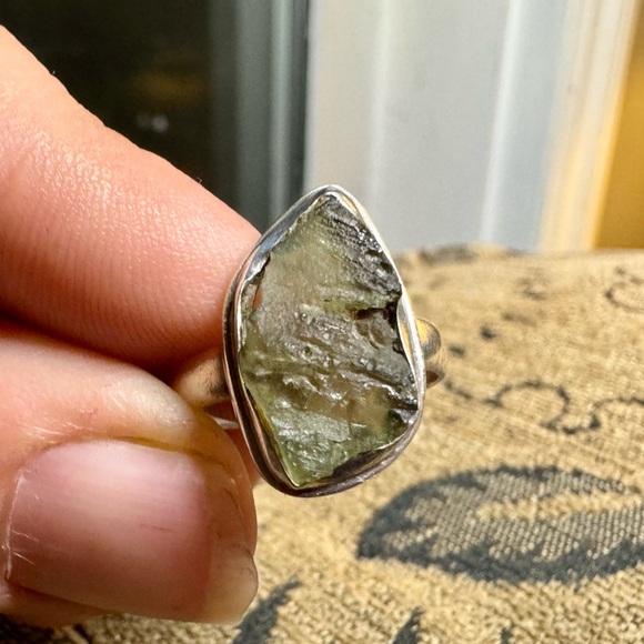 Moldavite and sterling silver ring - Picture 6 of 16